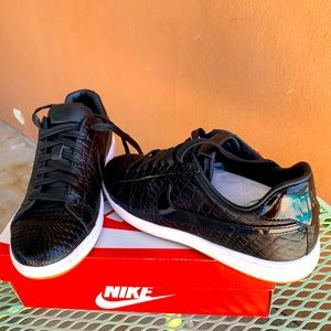 Size 8 Women’s Nike Tennis Classic Ultra Prem Blk
